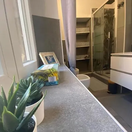 Comfy Brand New Equipped Apartment Como